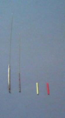 日本の鍼（はり）と中国の鍼（はり）を比較した写真